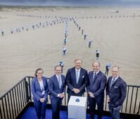 Im Bild der niederländische König Willem Alexander mit Firmenvertreter:innen bei der Einweihung von Hollandse Kust Zuid - weltweit größter Offshore-Windpark derzeit.