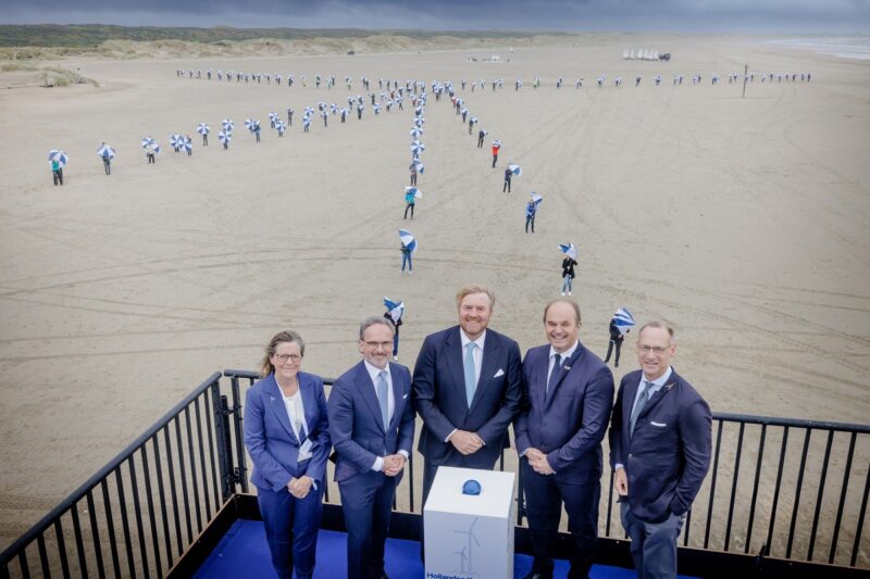 Im Bild der niederländische König Willem Alexander mit Firmenvertreter:innen bei der Einweihung von Hollandse Kust Zuid - weltweit größter Offshore-Windpark derzeit.