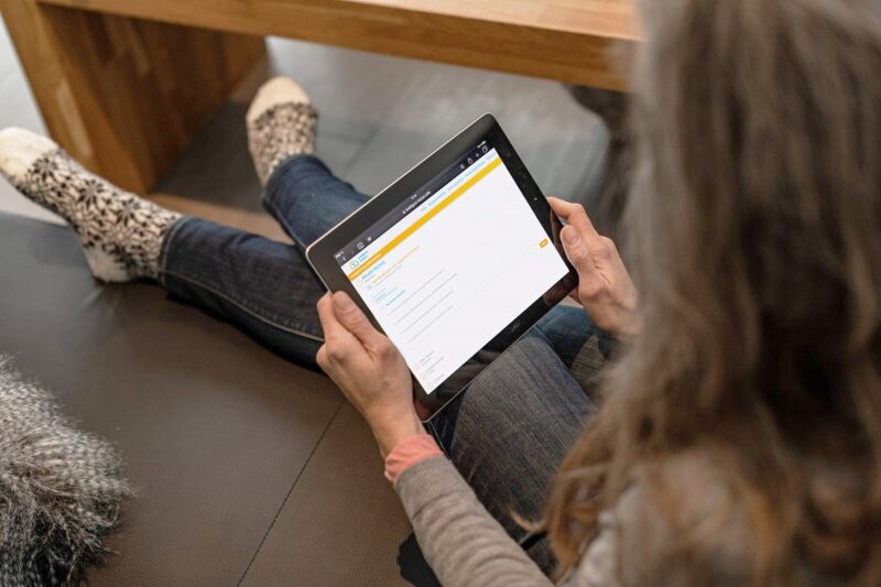 Zu sehen ist eine Bürgerin, die auf dem Tablet das Online-Tool für die BAFA-Förderung betrachtet.