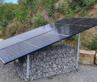 Gabionen mit Stein gefüllt als Unterkonstruktion für Solarmodule.