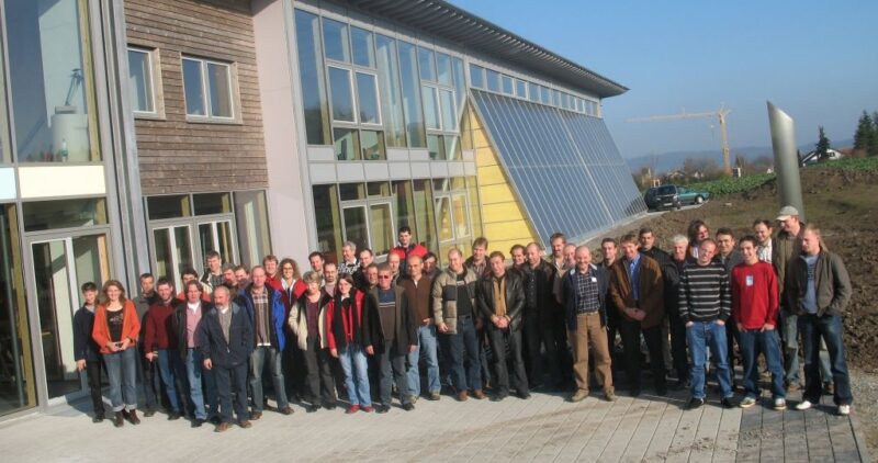 Im Bild die Mitglieder vom Verband der Solar-Partner vor dem Firmensitz von Hartmann Energietechnik.