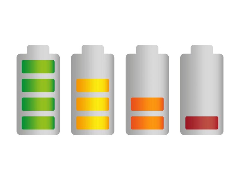 Grafik zeigt symbolische Batteriespeicher-Darstellung mit verschiedenen Füllständen - Irrtümer über Batteriespeicher