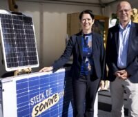 Im Bild NRW-Verbraucherschutzministerin Silke Gorißen und Wolfgang Schuldzinski, Vorstand der Verbraucherzentrale NRW, mit einem Steckersolar-Gerät.