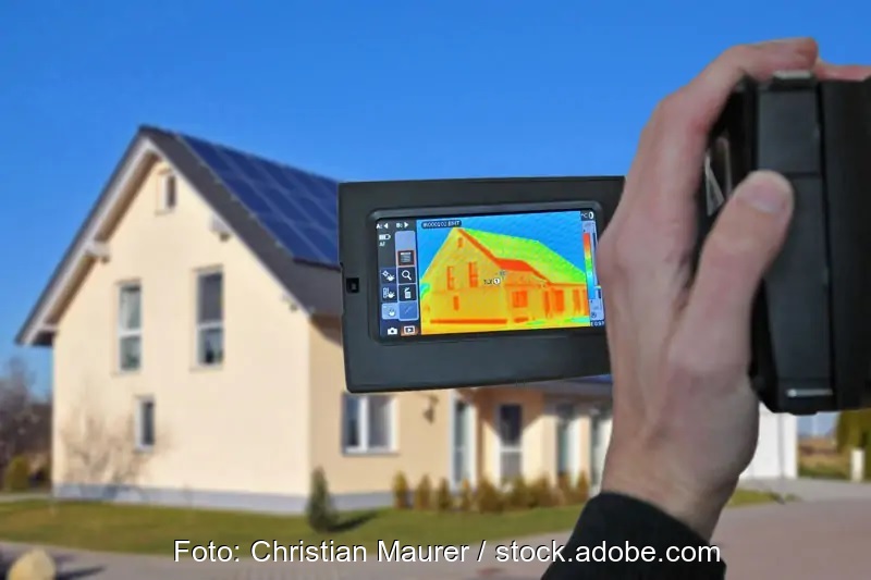 Zu sehen ist ein Haus in der Wärmebildkamera. Die Bundesförderung für effiziente Gebäude fördert u.a. Dämmung und neue Fenster.