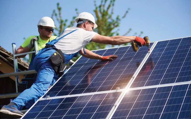 Im Bild die Montage einer Solaranlage. Die Checkliste für Photovoltaik-Angebote der Verbraucherzentrale NRW soll Verbraucher:innen bei der Auswahl des Handwerkbetriebs helfen.