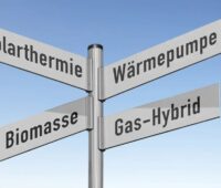 Im Bild ein Straßenschild mit den Aufschriften Solarthermie, Biomasse, Wärmepumpe als Symbol für die Tipps der Verbraucherzentrale NRW zum GEG.