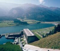 Wasserkraftwerk in den Alpen mit Speichersee und Pumpstationen.