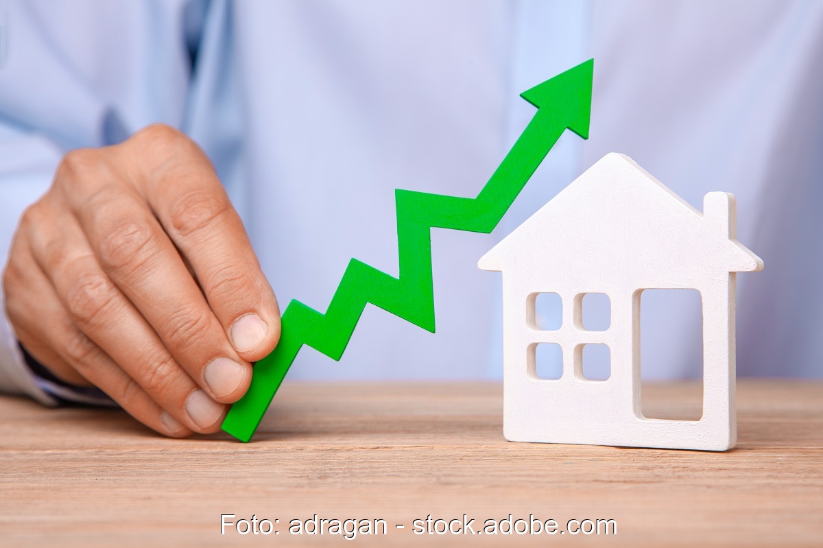 Zu sehen ist ein symbolisches Bild, nach oben zeigende Kurve über einem Haus, für steigende Energiekosten.