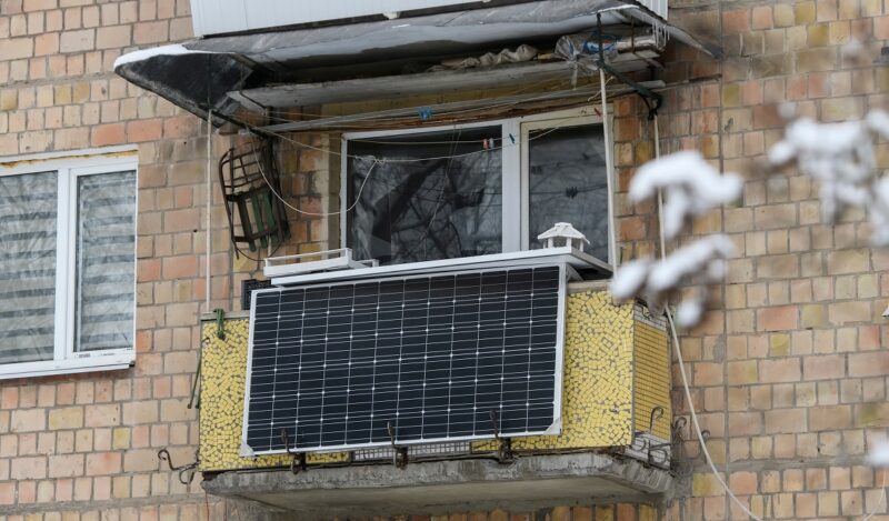 Zu sehen ist eine Balkon-Solaranlage.