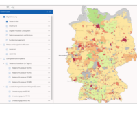 Interaktive Deutschlandkarte der Bundesnetzagentur zur Versorgungsqualität der Stromverteilernetze. Links können verschiedene Kennzahlen wie Digitalisierung, Netzzuverlässigkeit sowie Netzanschlussdauer und Umsetzungsquoten für Erneuerbare-Energien-Anlagen und Speicher ausgewählt werden. Rechts zeigt eine farbcodierte Deutschlandkarte die Kennzahlen der einzelnen Netzgebiete von grün (vergleichsweise hohe Werte) bis rot (vergleichsweise niedrige Werte).