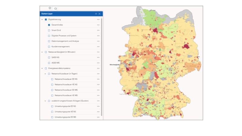 Interaktive Deutschlandkarte der Bundesnetzagentur zur Versorgungsqualität der Stromverteilernetze. Links können verschiedene Kennzahlen wie Digitalisierung, Netzzuverlässigkeit sowie Netzanschlussdauer und Umsetzungsquoten für Erneuerbare-Energien-Anlagen und Speicher ausgewählt werden. Rechts zeigt eine farbcodierte Deutschlandkarte die Kennzahlen der einzelnen Netzgebiete von grün (vergleichsweise hohe Werte) bis rot (vergleichsweise niedrige Werte).