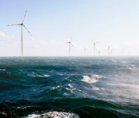 Offshore-Windpark bei bewegter See.