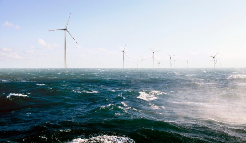 Offshore-Windpark bei bewegter See.