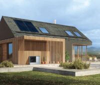 Zu sehen ist ein modernes Haus mit PV-Modulen auf dem Dach. Viessmann und Tennet wollen die Wärmepumpen solcher Häuser nutzen, um mehr erneuerbaren Strom in die Netze zu bringen.