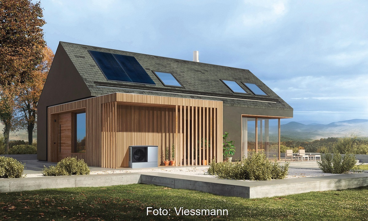 Zu sehen ist ein modernes Haus mit PV-Modulen auf dem Dach. Viessmann und Tennet wollen die Wärmepumpen solcher Häuser nutzen, um mehr erneuerbaren Strom in die Netze zu bringen.