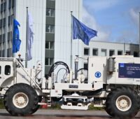 Ein Vibro-Truck von DMT, der den Untergrund für die Geothermie in Berlin erkunden soll.