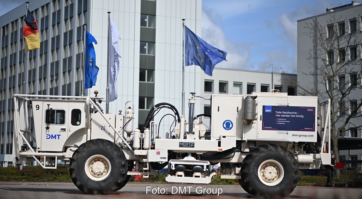 Ein Vibro-Truck von DMT, der den Untergrund für die Geothermie in Berlin erkunden soll.