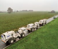 Reihe von drei Vibro-Trucks auf einer Landstraße