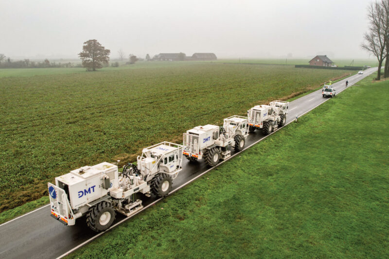 Reihe von drei Vibro-Trucks auf einer Landstraße