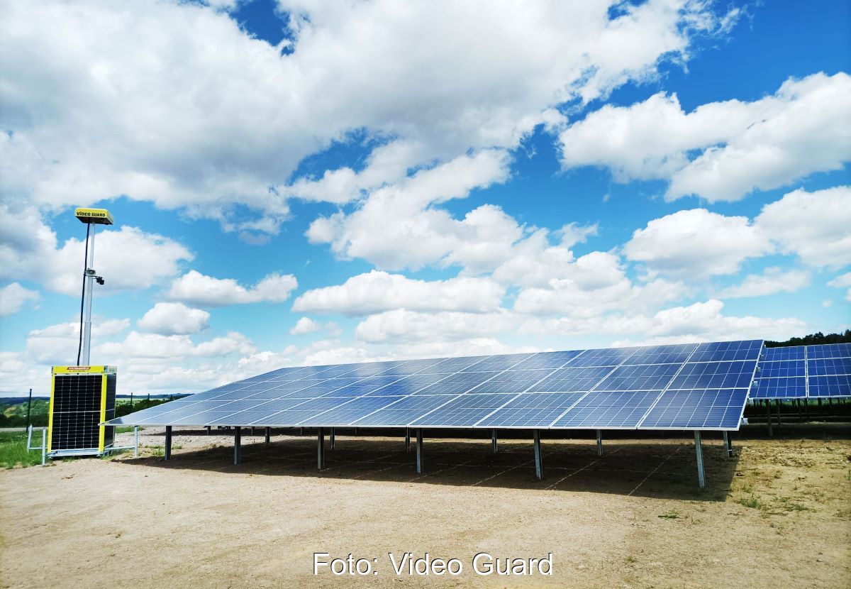 Ein Videosystem überwacht einen Solarpark