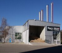 ZU sehen ist das Hackschnitzellager der Biomasse-Dampfkesselanlage bei Carlsberg in Serbien.