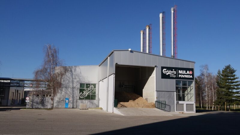 ZU sehen ist das Hackschnitzellager der Biomasse-Dampfkesselanlage bei Carlsberg in Serbien.