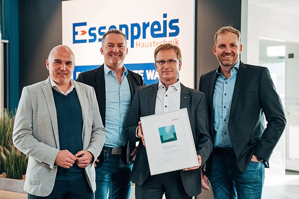 Zu sehen sind Firmenvertreter von Viessmann und der Essenpreis Heizung & Sanitär GmbH in Östringen, die das zehntausendste Brennstoffzellen-Heizgerät Vitovalor bei einem Kunden einbaut.