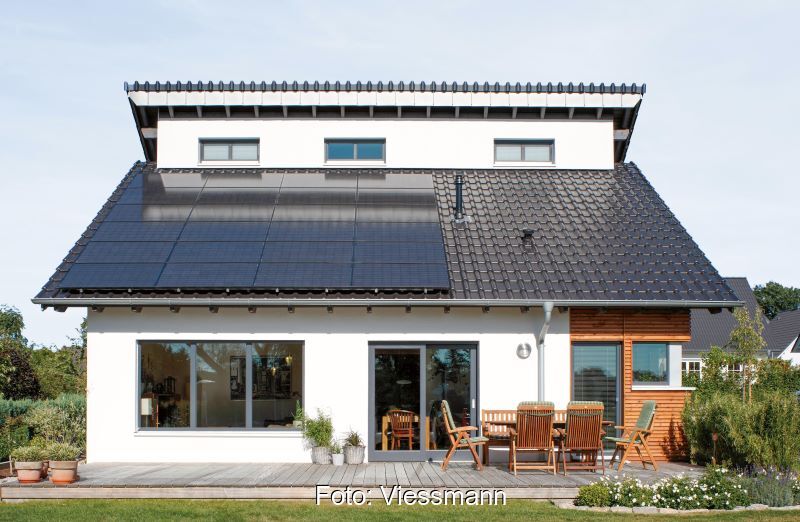 Einfamilienhaus mit Garten und PV-Anlage auf dem Schrägdach.