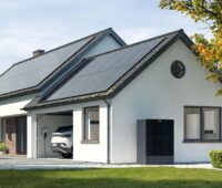 Im Bild ein Haus mit Photovoltaik-Anlage, Viessmann bietet neue Glas-Gas-Module an.