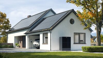 Im Bild ein Haus mit Photovoltaik-Anlage, Viessmann bietet neue Glas-Gas-Module an.