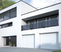 Modernes Gebäude mit Vakummröhrenkollekotren an der Balkonbrüstung.