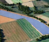 Visualisierung zeigt einen Solarpark am Rand von Feldern.