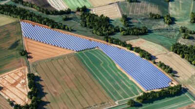 Visualisierung zeigt einen Solarpark am Rand von Feldern.