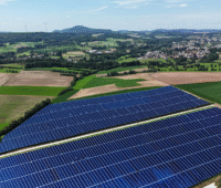 Das Bild zeigt eine Photovoltaik-Freiflächenanlage in der Landschaft als den zukünftigen Solarpark Oberthal.