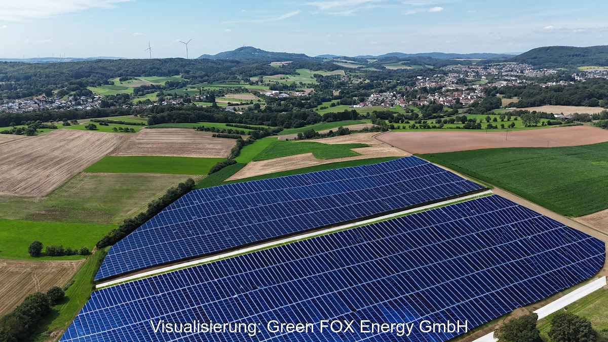 Das Bild zeigt eine Photovoltaik-Freiflächenanlage in der Landschaft als den zukünftigen Solarpark Oberthal.