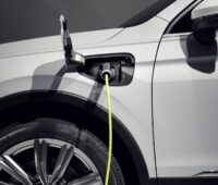 Zu sehen ist ein PlugIn-Hybride von Volkswagen. Zurzeit herrscht ein Abrechnungschaos an Ladestationen.