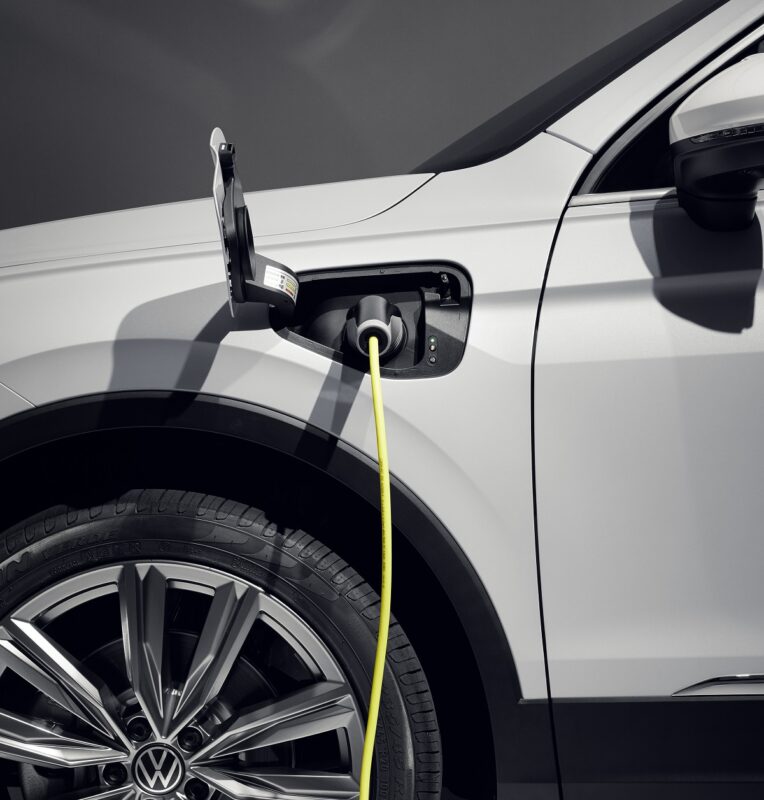 Zu sehen ist ein PlugIn-Hybride von Volkswagen. Zurzeit herrscht ein Abrechnungschaos an Ladestationen.