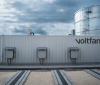 Container, der Batterien enthält mit Schriftzug Voltfang