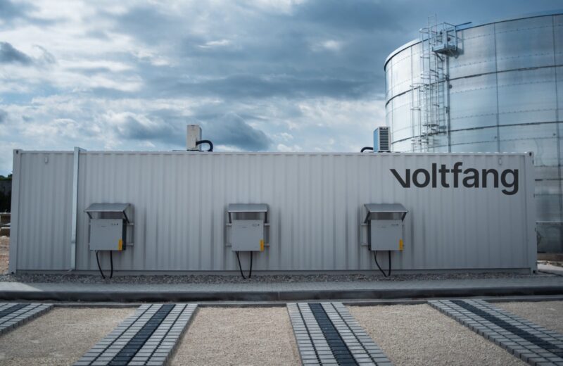 Container, der Batterien enthält mit Schriftzug Voltfang