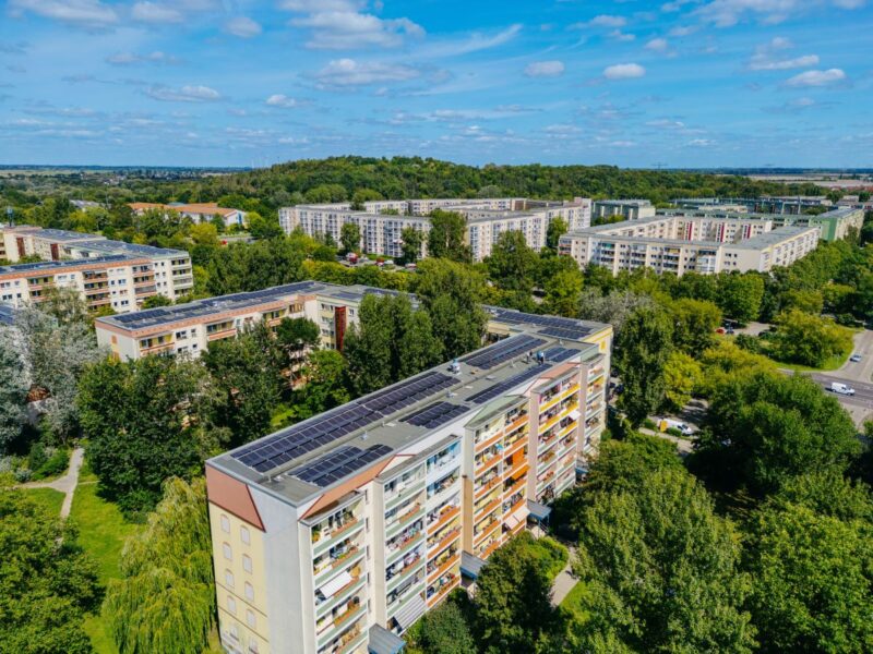 Gebäuderiegel in Berlin mit PV-Anlagen auf den Dächern.