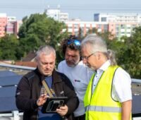 Im Bild drei Männer auf dem Dach, Vonovia hat ein Programm für Photovoltaik-Mieterstrom gestartet.