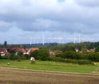 Windpark neben einem Dorf