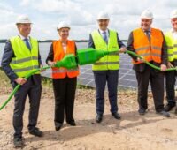 Zu sehen ist Mecklenburg-Vorpommerns Ministerpräsidentin Manuela Schwesig mit weiteren Offiziellen bei der Inbetriebnahme vom Photovoltaik-Solarpark Zietlitz.