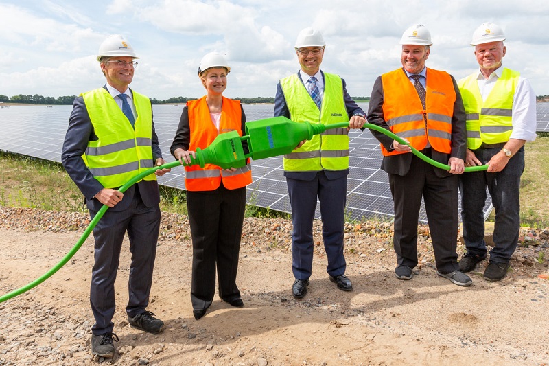 Zu sehen ist Mecklenburg-Vorpommerns Ministerpräsidentin Manuela Schwesig mit weiteren Offiziellen bei der Inbetriebnahme vom Photovoltaik-Solarpark Zietlitz.