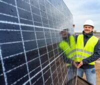 Im Bild ein Mann beim Bau in einem Photovoltaik-Solarpark, 140 MW in der Prignitz geplant.