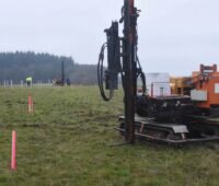 Zu sehen sind die ersten Rammgründungen für den Photovoltaik-Solarpark Klüsserath Kobenlay.