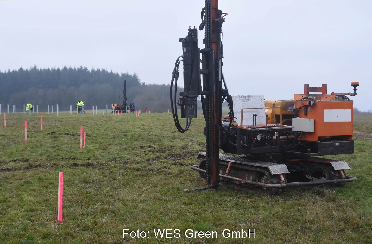 Zu sehen sind die ersten Rammgründungen für den Photovoltaik-Solarpark Klüsserath Kobenlay.