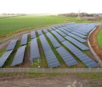 Blick auf einen Solarpark an der Nordseeküste.