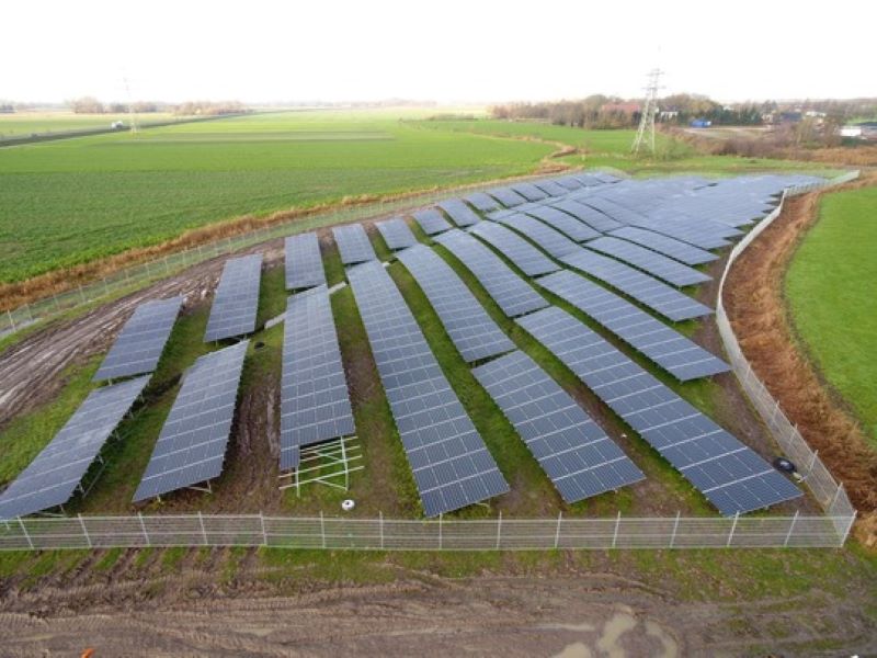 Blick auf einen Solarpark an der Nordseeküste.