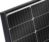 Produktfoto eines schwarzen Solarmoduls.